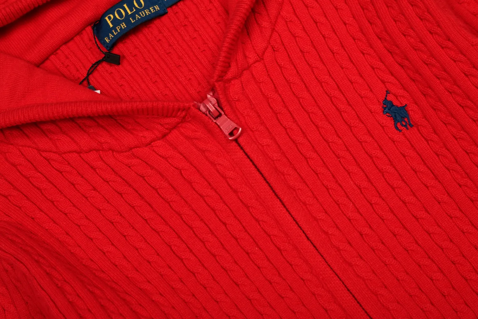 P310 Top quality" Style number: DS501# (not off the shelves all year round) [Ralph Lauren small twist solid color pony embroidered logo full zipper hooded jacket] ✅Ralph Lauren old money style classic basic versatile goddess style small twist zipper hooded jacket ✅Main supplier platform live broadcast Wholesale entity Replenish when out of stock Not off the shelf ✅ZP quality 1:1 version Scan the code to enter the GF website Counter quality ✅Customized zipper color is the same The full zipper stitching hood is very complicated. The small twist process takes a long time and the cost is extremely high. ✅The quality of the details is the only one in Guangzhou. Imported quality cotton yarn, focusing on high-end, cost-effective, good quality. Needless to say, the goddess’s upper body is really amazing, so sweet, so beautiful. This coat is really good-looking. Navy blue, apricot, pink, yellow, purple, light blue, Chinese red